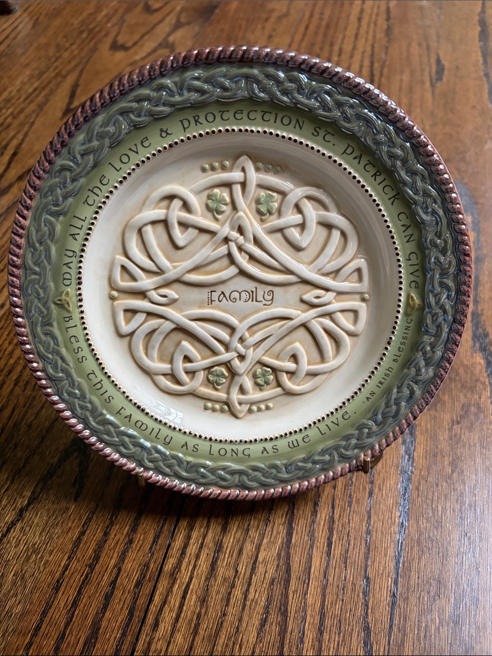 NWT Garland Road “Family” Celtic Relief Decorative Dessert Plate with Stand/Box